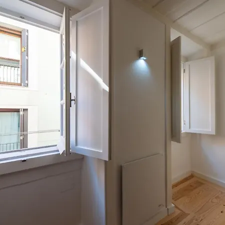 Principe Real In Quiet Street Apartment Lisbon